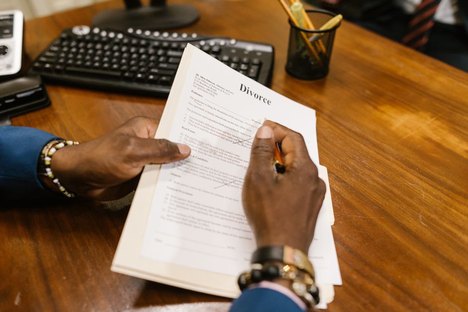 Notaire et famille consultant des documents de succession autour d'une table